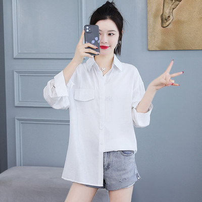 Nööbitav, keskmise pikkusega avara särk