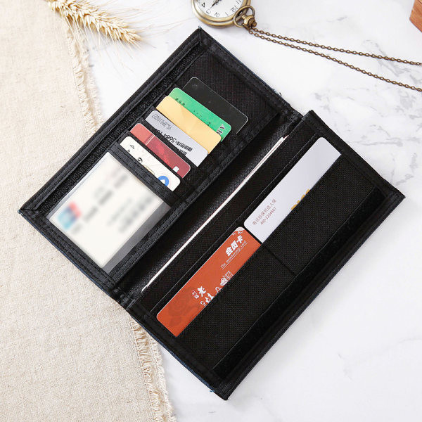 Összecsukható férfi pénztárca rekesszel bankjegyek és hitelkártyák tárolására