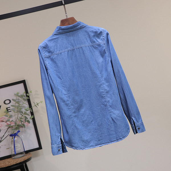 Moteriški džinsiniai marškiniai ilgomis rankovėmis ir sagomis