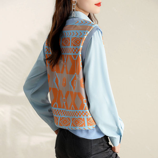 Modernūs moteriški marškiniai smailia iškirpte ir ilgomis rankovėmis