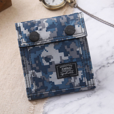 Stílusos férfi terepszínű pénztárca fém csattal és felirattal