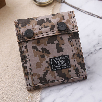 Stílusos férfi terepszínű pénztárca fém csattal és felirattal