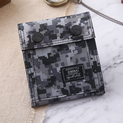 Stílusos férfi terepszínű pénztárca fém csattal és felirattal