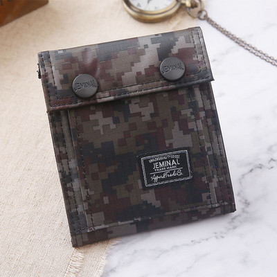 Stílusos férfi terepszínű pénztárca fém csattal és felirattal