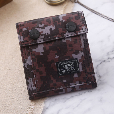 Stílusos férfi terepszínű pénztárca fém csattal és felirattal