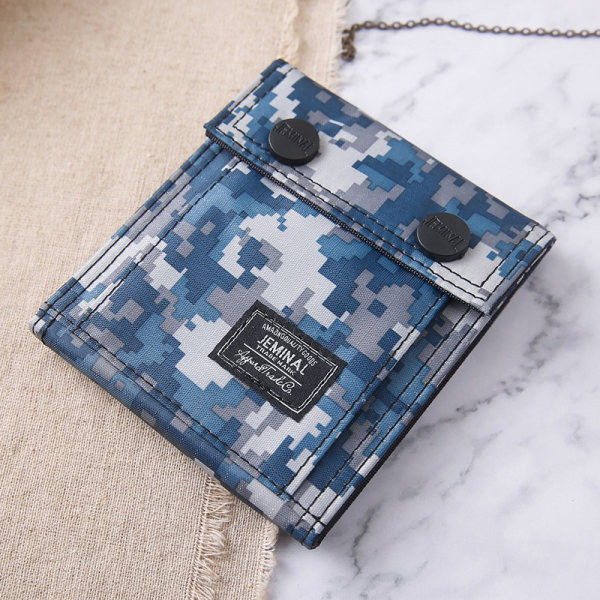 Stílusos férfi terepszínű pénztárca fém csattal és felirattal