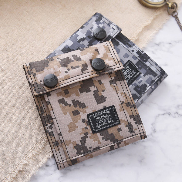 Stílusos férfi terepszínű pénztárca fém csattal és felirattal