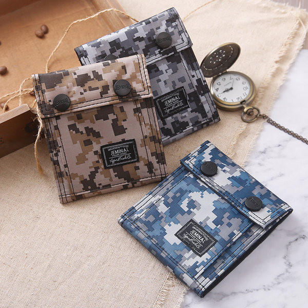 Stílusos férfi terepszínű pénztárca fém csattal és felirattal