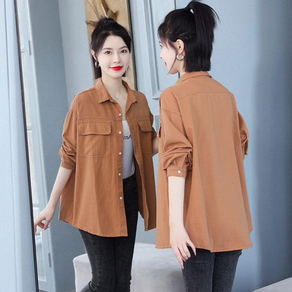 Švarūs moteriški marškiniai su klasikine apykakle ir sagomis