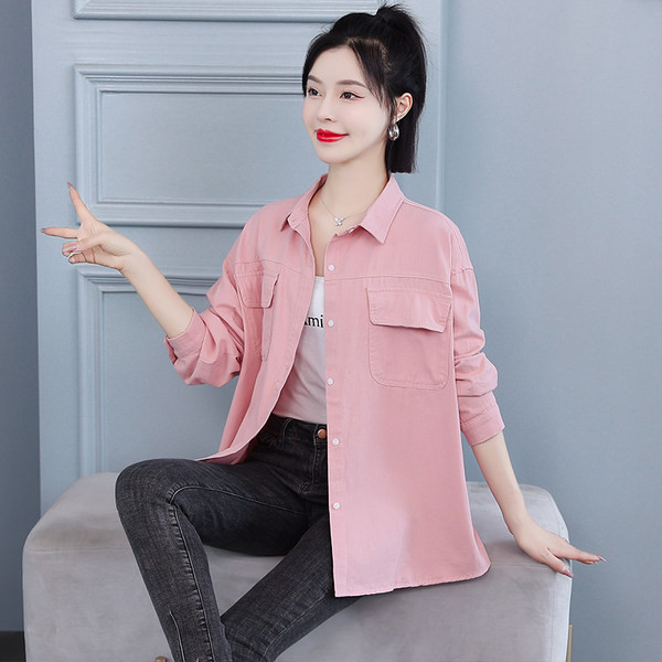 Švarūs moteriški marškiniai su klasikine apykakle ir sagomis