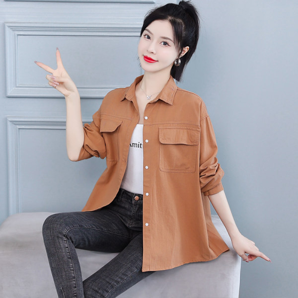 Švarūs moteriški marškiniai su klasikine apykakle ir sagomis