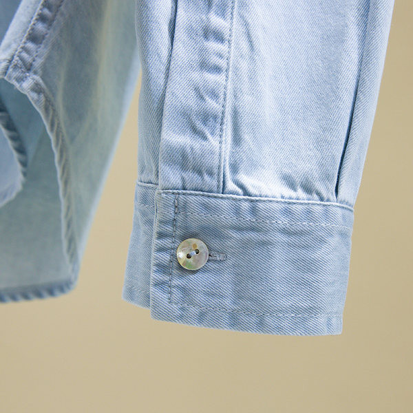 Ženska traper košulja svijetle boje