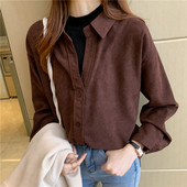 Klassikalise krae ja nööpidega puhas mudeli sügissärk