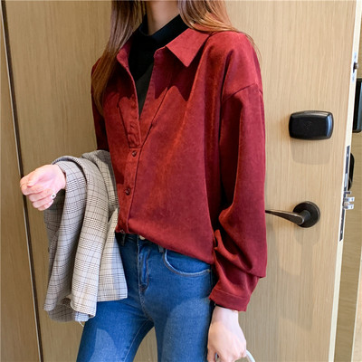 Klassikalise krae ja nööpidega puhas mudeli sügissärk