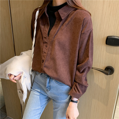 Klassikalise krae ja nööpidega puhas mudeli sügissärk