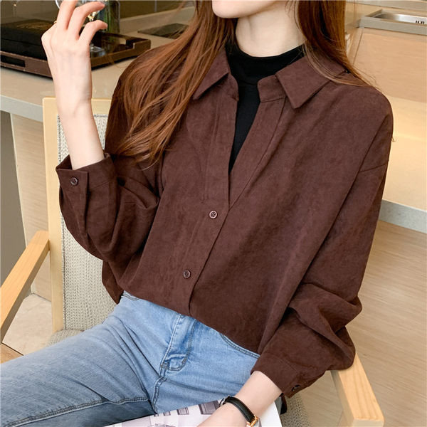 Klassikalise krae ja nööpidega puhas mudeli sügissärk