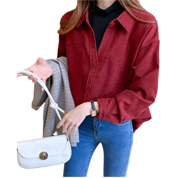 Klassikalise krae ja nööpidega puhas mudeli sügissärk