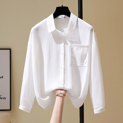 Švaraus rašto moteriški marškiniai su apykakle ir kišene