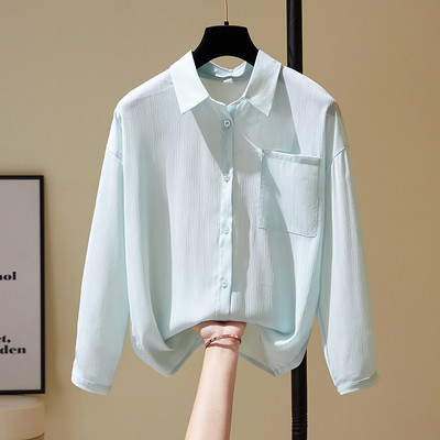 Švaraus rašto moteriški marškiniai su apykakle ir kišene