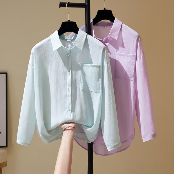 Švaraus rašto moteriški marškiniai su apykakle ir kišene