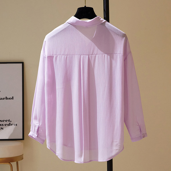 Švaraus rašto moteriški marškiniai su apykakle ir kišene