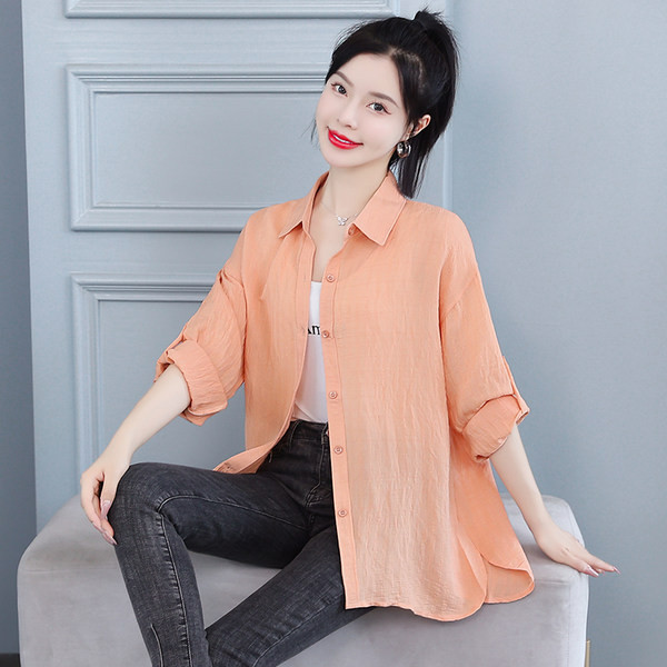 Moteriški platūs marškiniai su klasikine apykakle