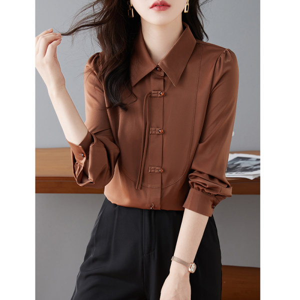 Elegantne klassikalise krae ja nööpidega naiste särk