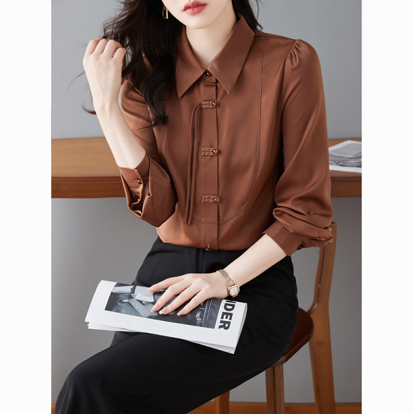 Elegantne klassikalise krae ja nööpidega naiste särk