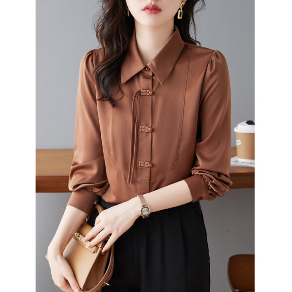 Elegantne klassikalise krae ja nööpidega naiste särk