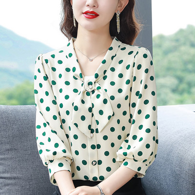 Μοντέρνο γυναικείο πουκάμισο με κορδέλα και κούμπωμα με κουμπί
