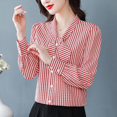 Moteriški dryžuoti marškiniai su kaspinu ir sagomis