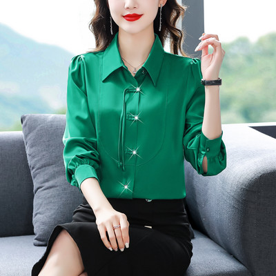 Elegantna košulja s dugim rukavima i kopčanjem na gumbe