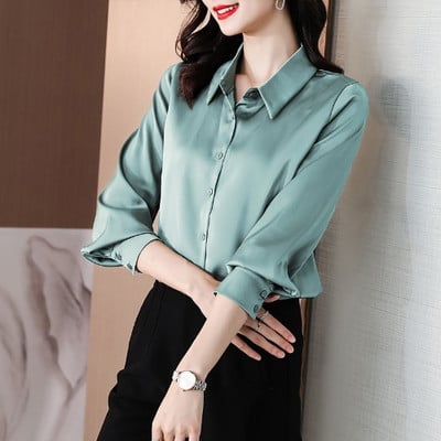 Tinkamo modelio moteriški marškinėliai su sagomis