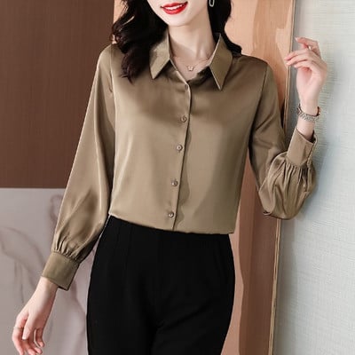 Tinkamo modelio moteriški marškinėliai su sagomis