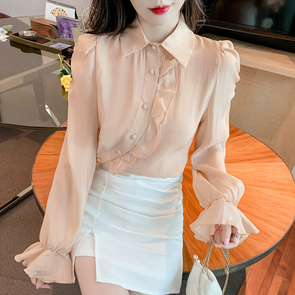 Elegáns női ing klasszikus gallérral és kivágott ujjakkal