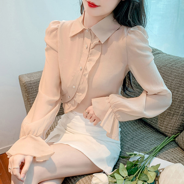 Elegáns női ing klasszikus gallérral és kivágott ujjakkal