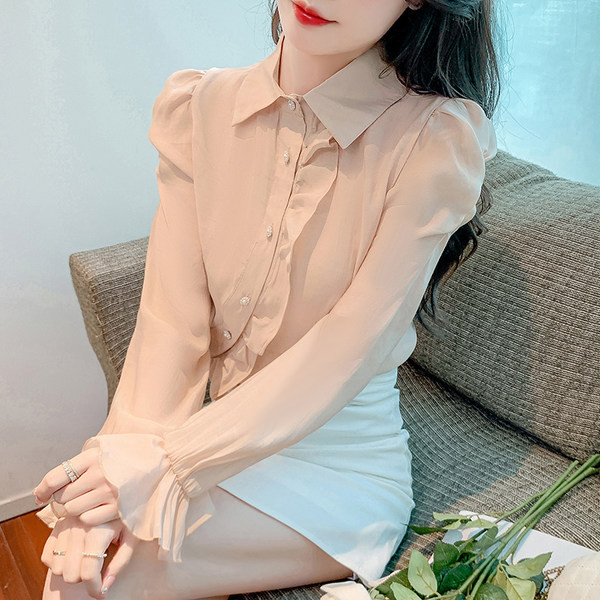 Elegáns női ing klasszikus gallérral és kivágott ujjakkal