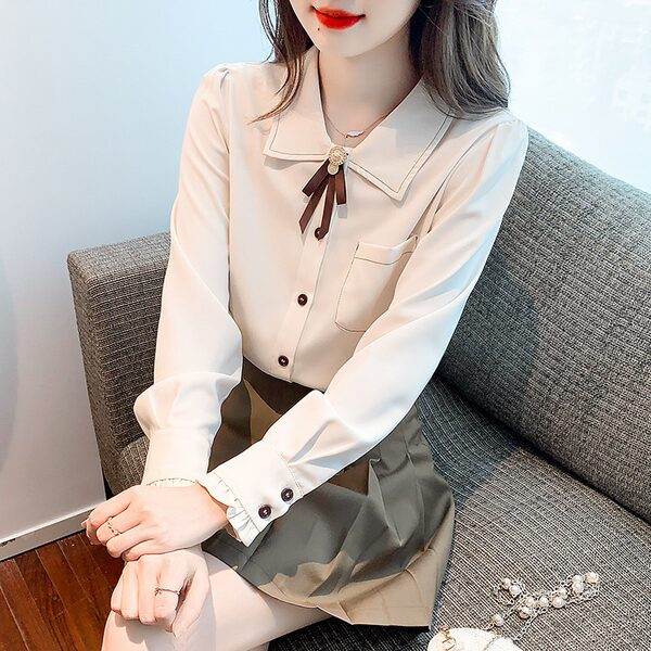 Sügisene naiste särk klassikalise krae ja taskuga