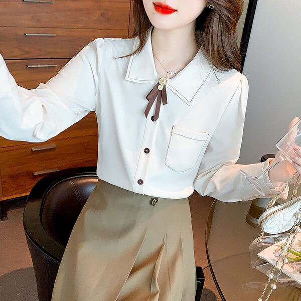 Sügisene naiste särk klassikalise krae ja taskuga