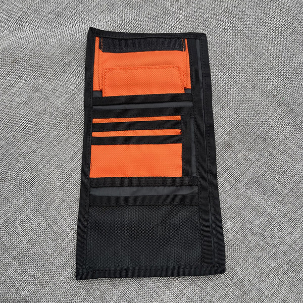 Įvairių spalvų vyriška piniginė