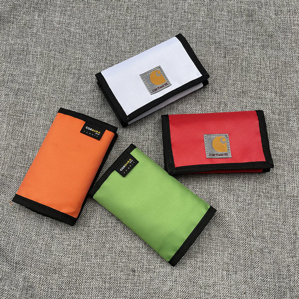 Įvairių spalvų vyriška piniginė