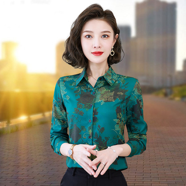 Spalvingi moteriški marškiniai klasikine apykakle