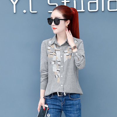 Dryžuoti moteriški marškiniai klasikine apykakle – trijų spalvų