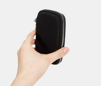 Tekstilinė mini piniginė skirta dokumentams ir raktams laikyti vyrams