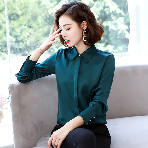 Elegáns női ing hosszú ujjal, gombos rögzítéssel