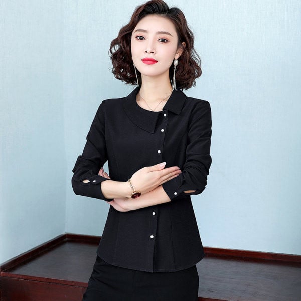 Μοντέρνο πουκάμισο με οβάλ λαιμόκοψη και κούμπωμα στο πλάι με κουμπί