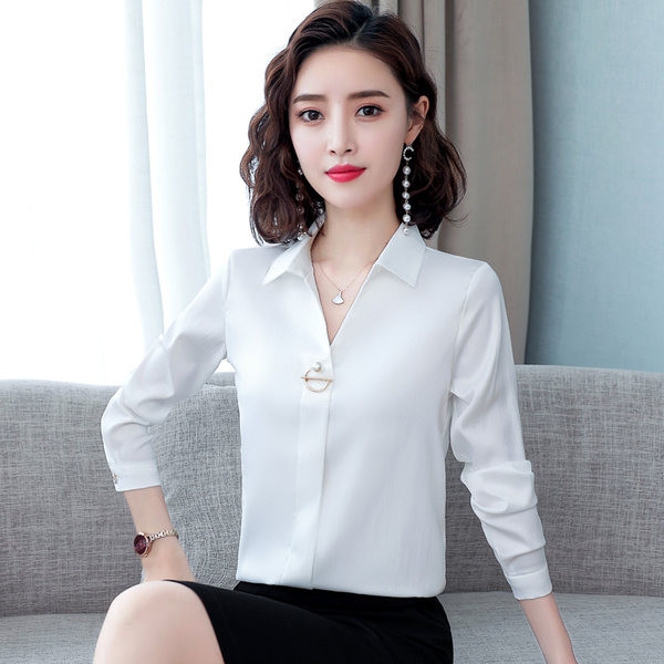 Elegantna ženska košulja - čisti model sa metalnim elementom