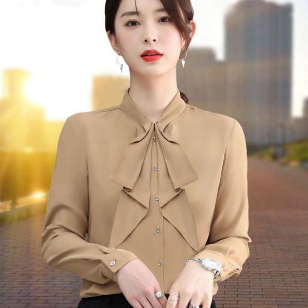 Moodne pikkade varrukate nööpide ja ovaalse kaelusega särk