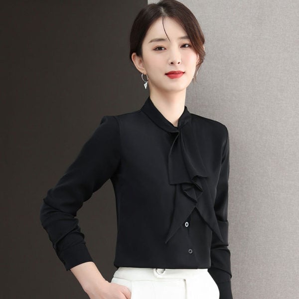 Moodne pikkade varrukate nööpide ja ovaalse kaelusega särk