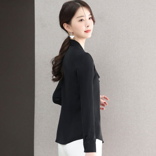 Moodne pikkade varrukate nööpide ja ovaalse kaelusega särk